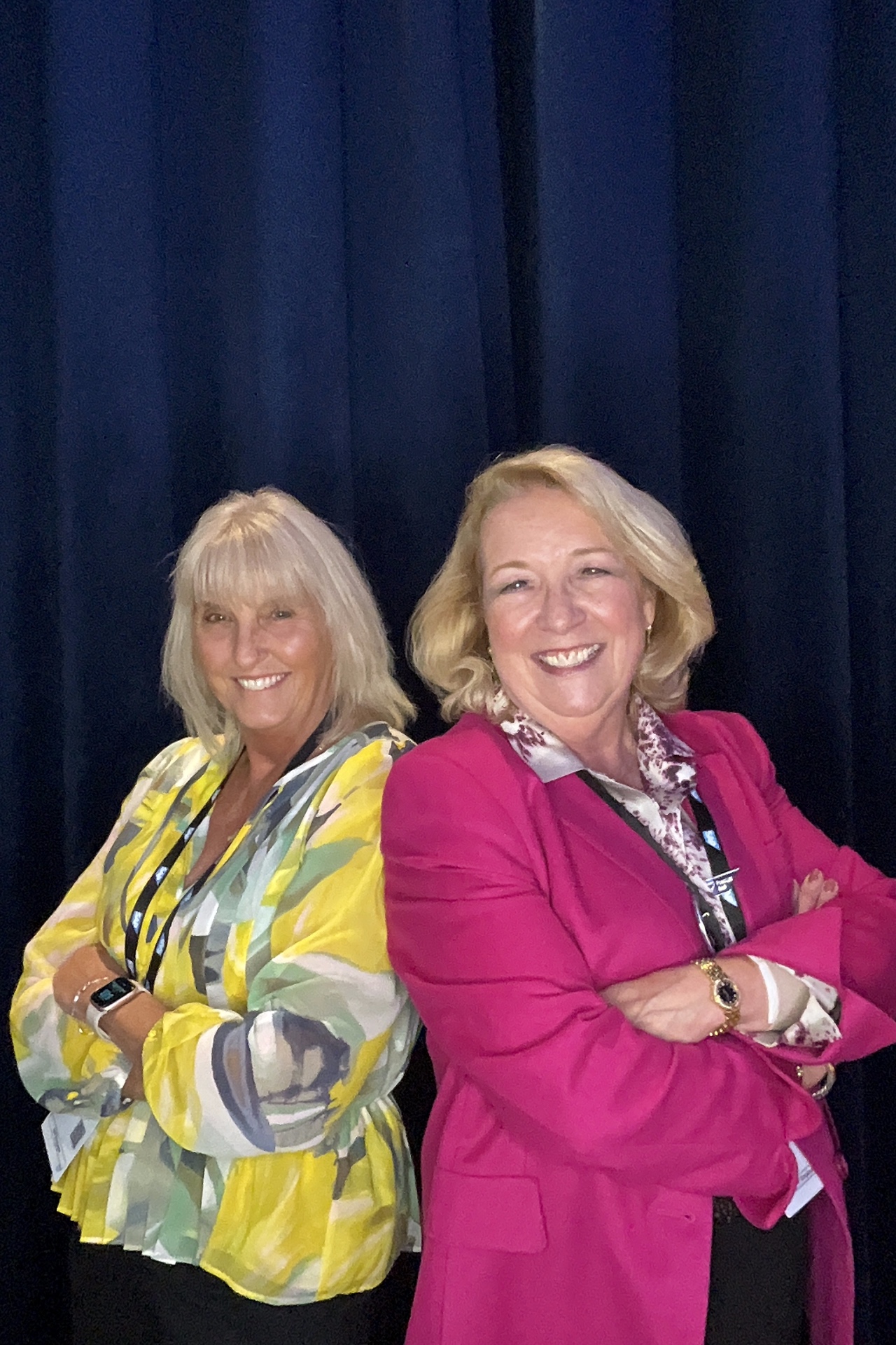 Two guests posing for a standard photo booth portrait before the AI transformation